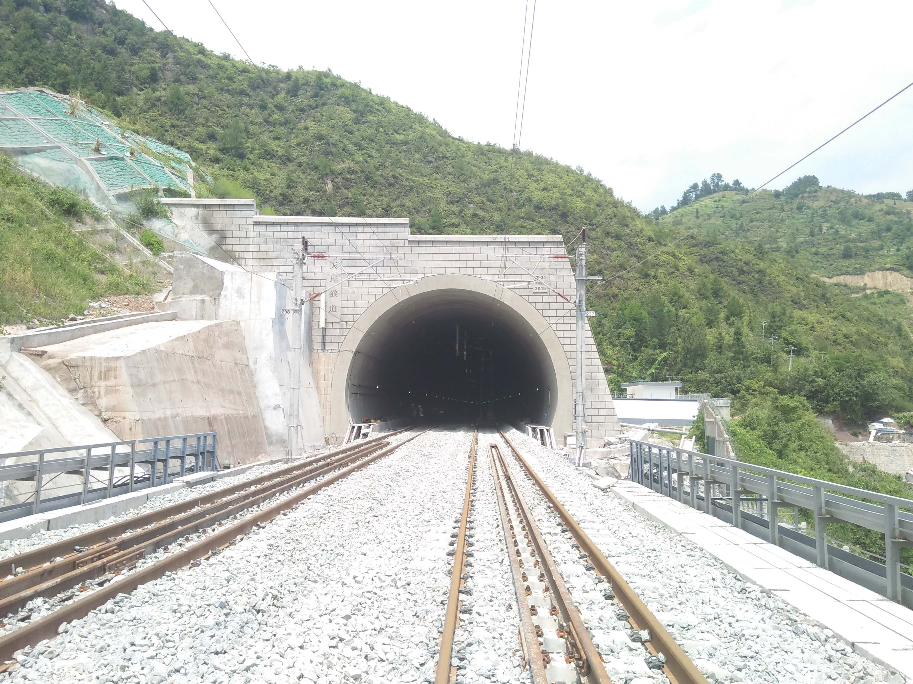 重庆至贵阳铁路扩能改建工程天坪隧道（国家优质工程奖）